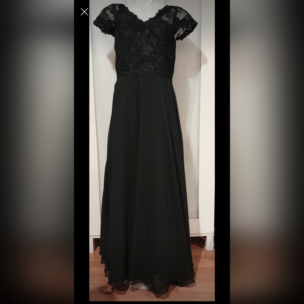 New - Taylored -Elegant Black Floor Length, Short Sleeve, Lace Top Dress, SZ Sm